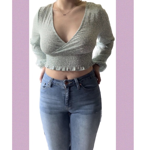 Cropped Puffy Sleeve Blouse - Picture 2 of 5